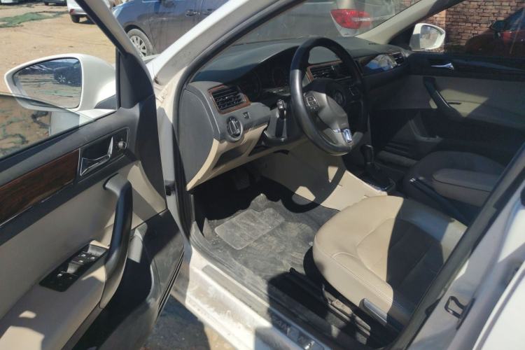 Used Volkswagen Santana 2013 1.6L Automatic Luxury Edition Driver Seat