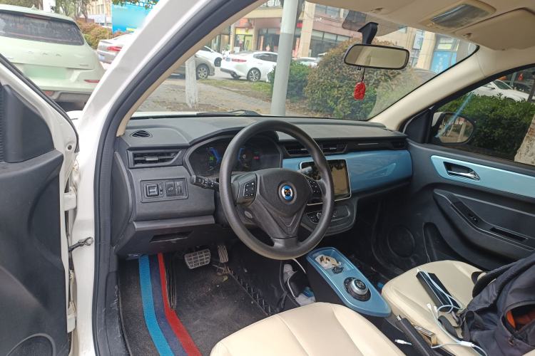 Used Brilliance Xinri i03A 2022 Rental Custom Edition Center Console