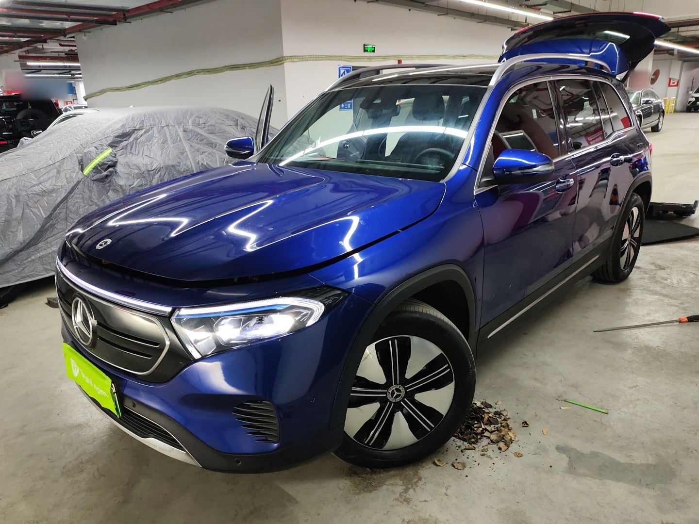 Под передней частью автомобиля