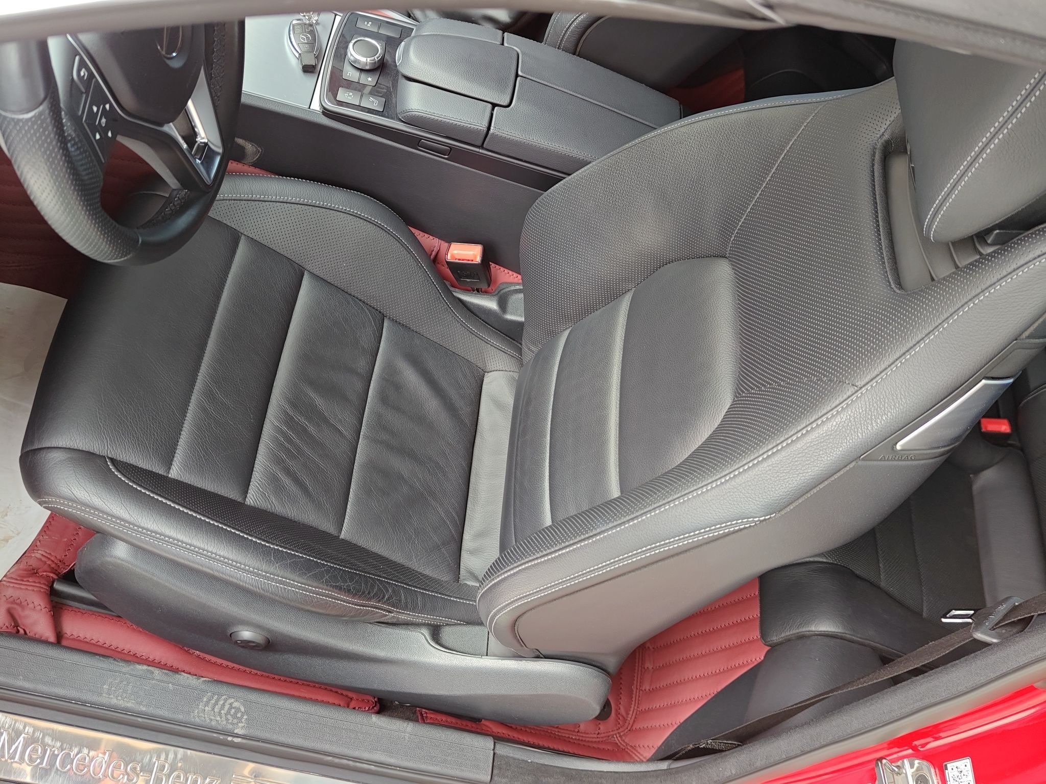 Переднее сиденье в автомобиле