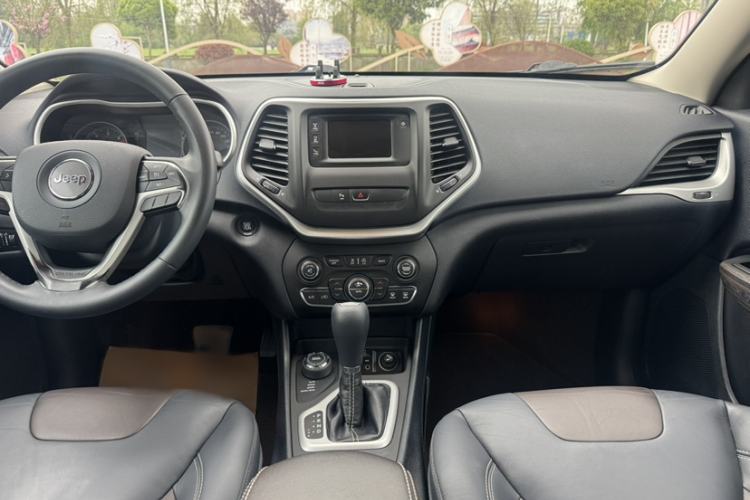 Used Jeep Cherokee 2016 2.4L Professional Edition Interior 7