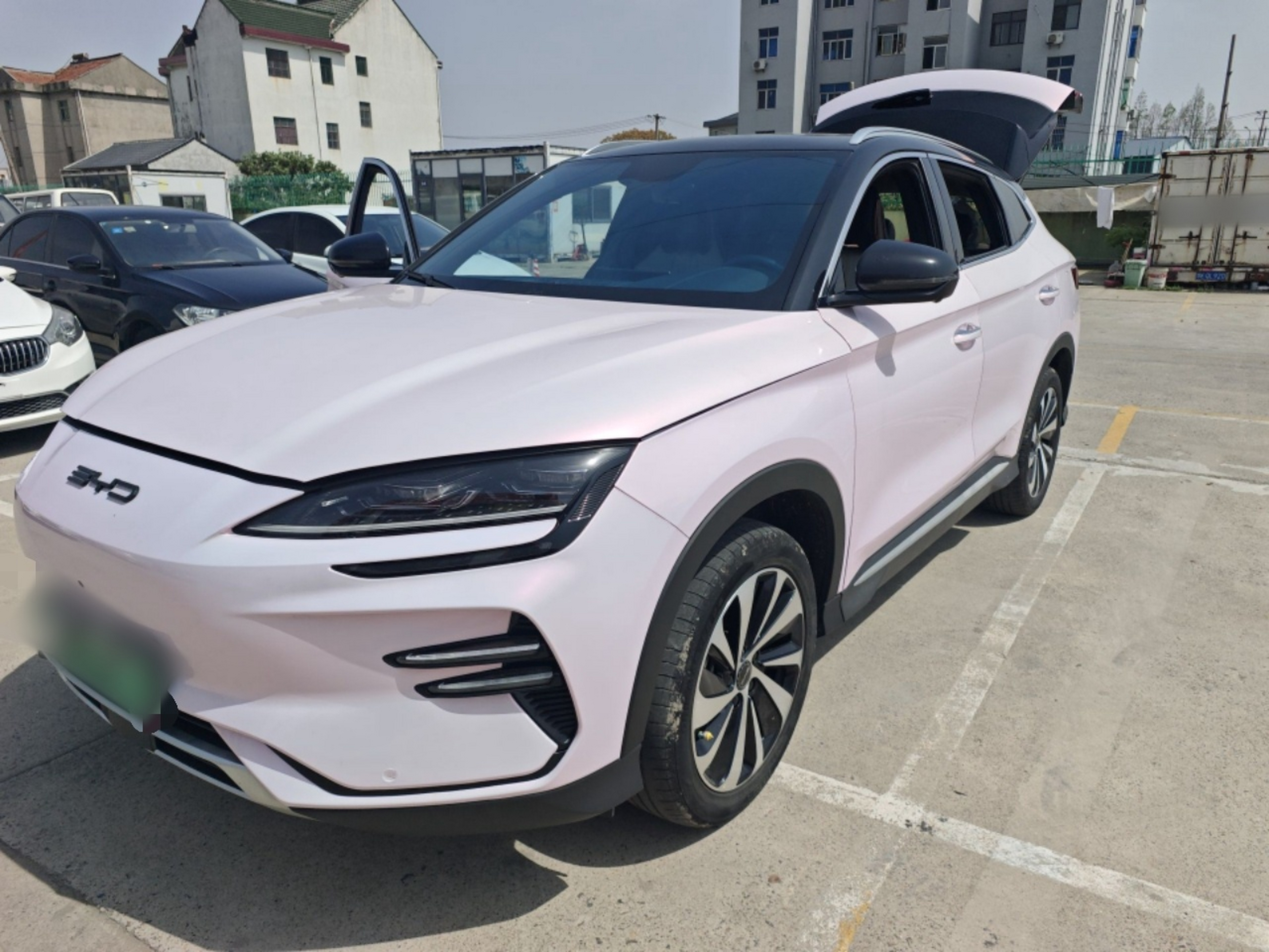 Под передней частью автомобиля