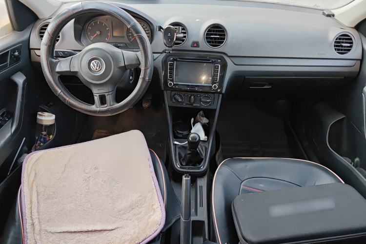 Used Volkswagen Jetta 2015 Value Edition 1.6L Manual Fashionable Style Center Console