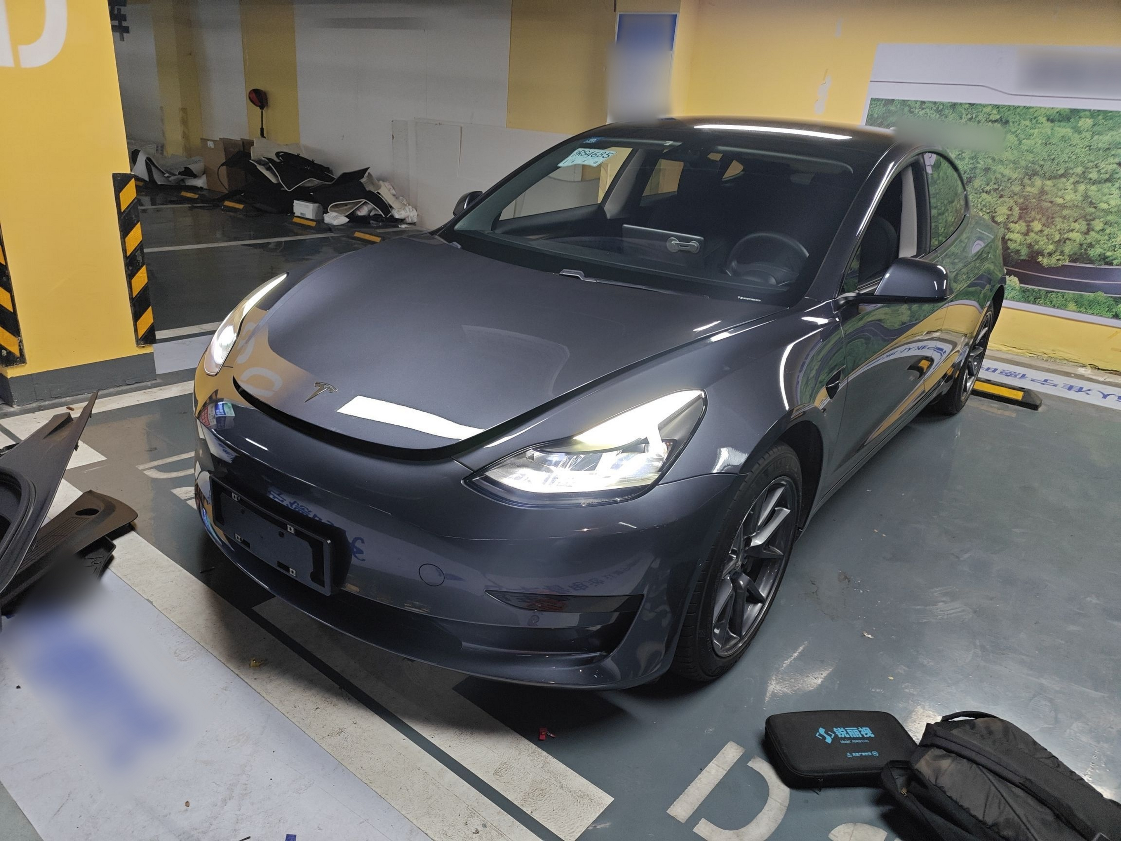 Под передней частью автомобиля