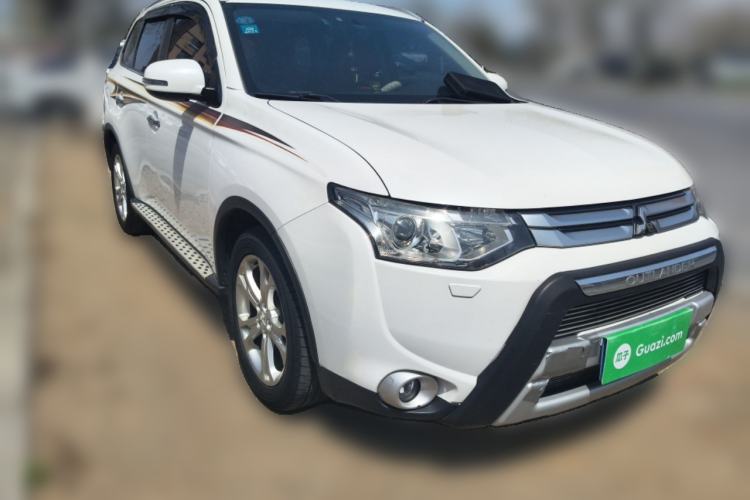 Used Mitsubishi Outlander 2014 2.4L 4x4 Deluxe Value Edition 5 Seats Front Right 45 Deg