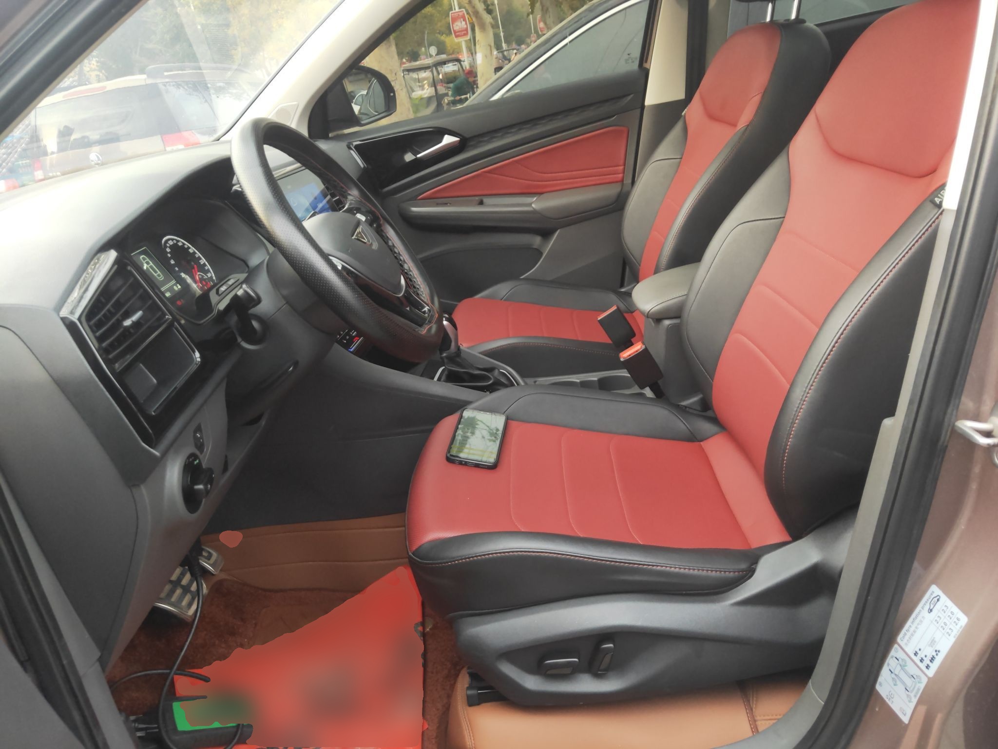 المقاعد الأمامية داخل السيارة