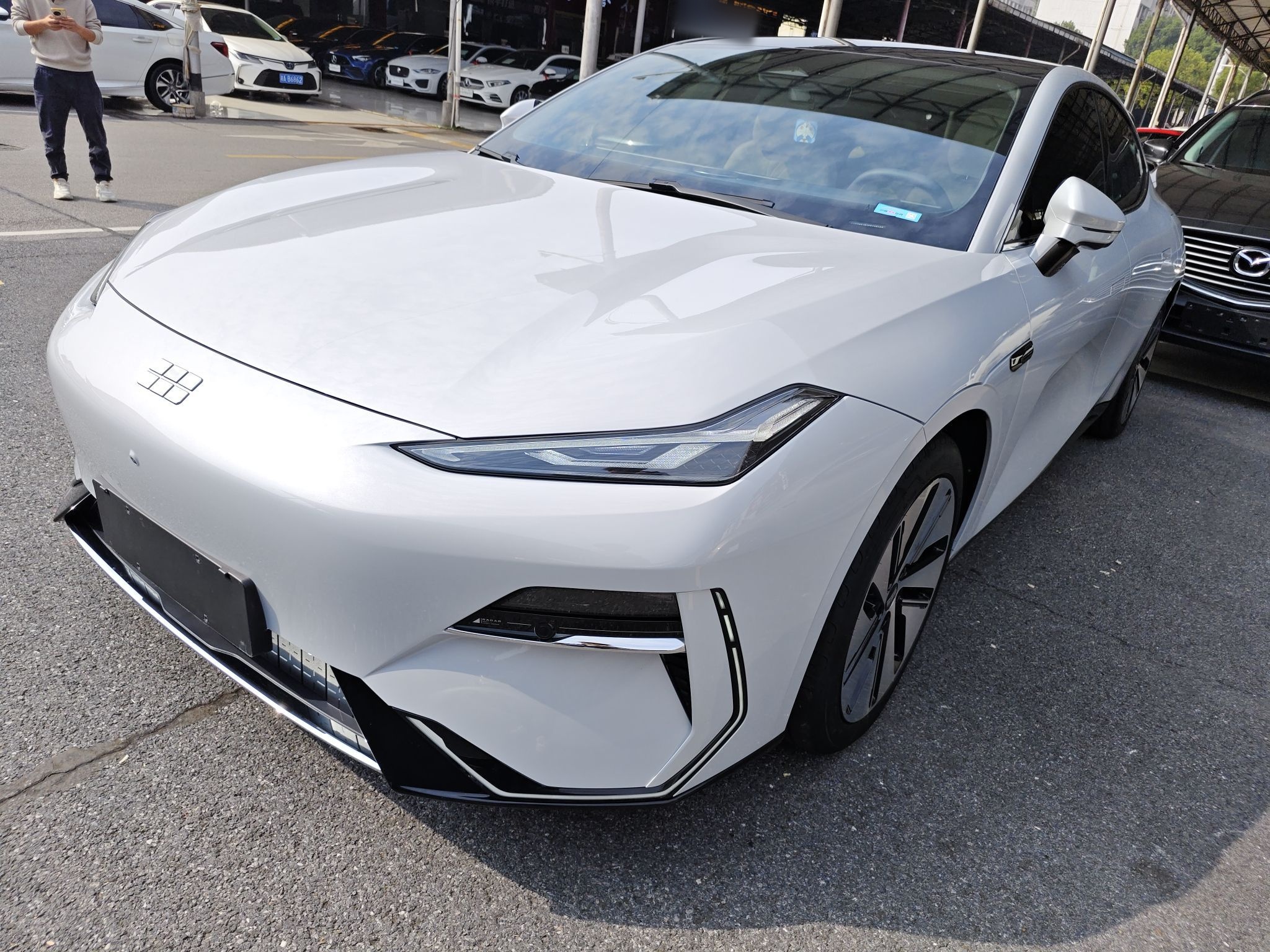 Под передней частью автомобиля