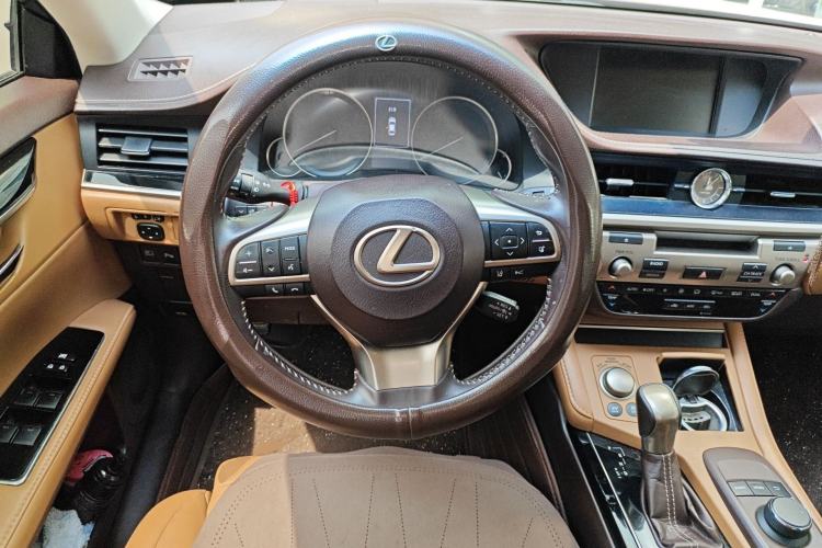 Used Lexus ES 2015 300h Comfort Edition
