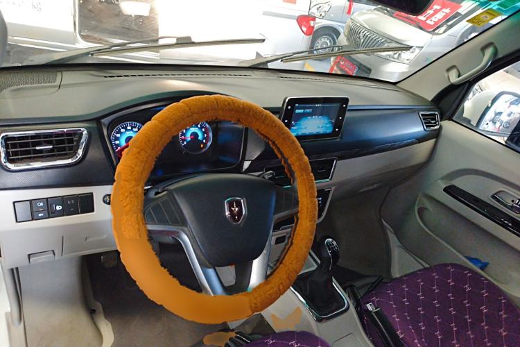 Used Jinbei New Hiace S 2023 1.5L Wealth Edition Van 2/5-Seater Non-Air-Conditioned Version SWC15M Center Console