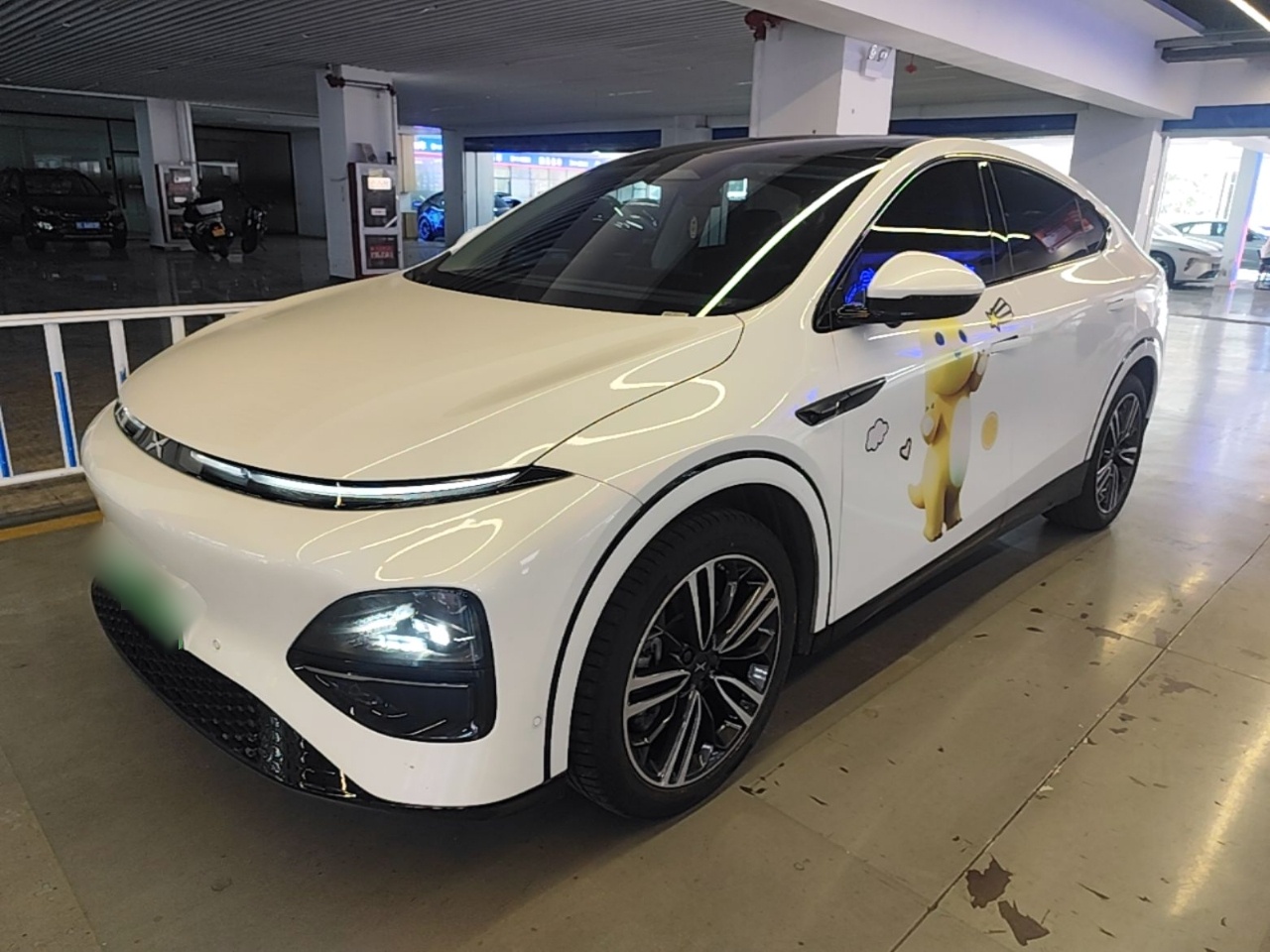 Под передней частью автомобиля
