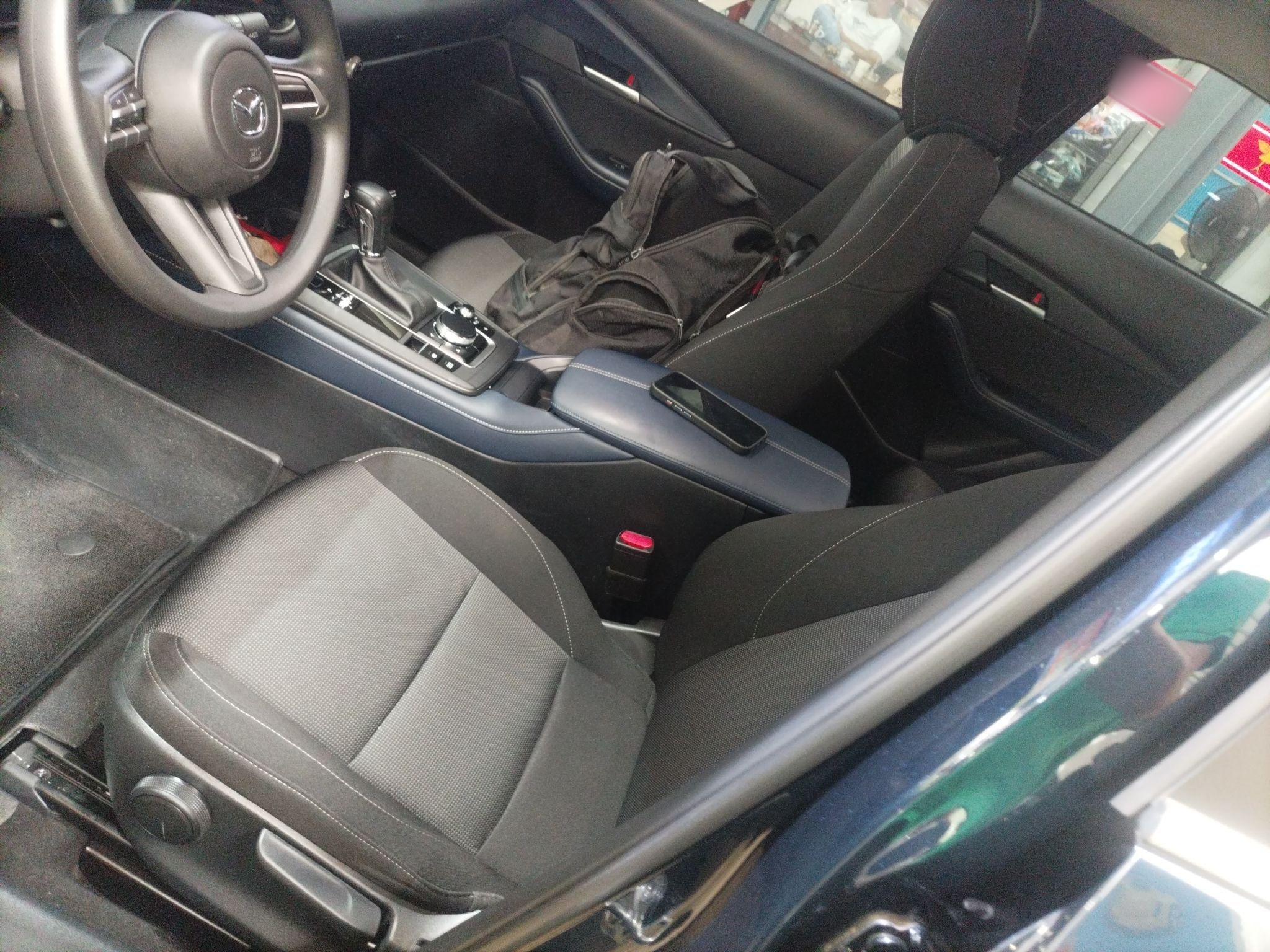 المقاعد الأمامية داخل السيارة