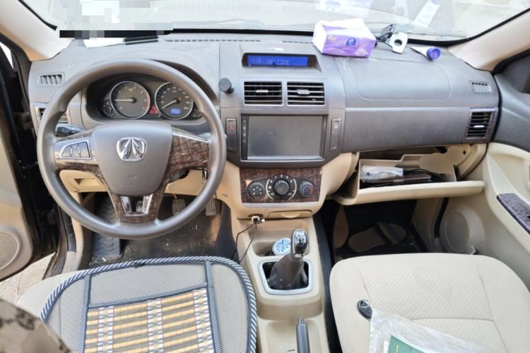Used BAIC Weiwang M20 2014 1.5L practical type BJ415A Center Console