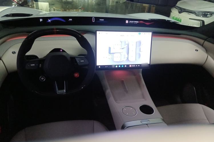 Used Xiaomi Auto YU7 2025 Ultra-Long Range High-Performance All-Wheel-Drive Max Edition Center Console
