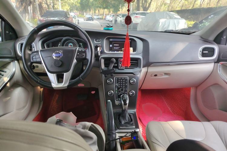 Used Volvo V40 2013 2.0T Zhiya Edition Center Console