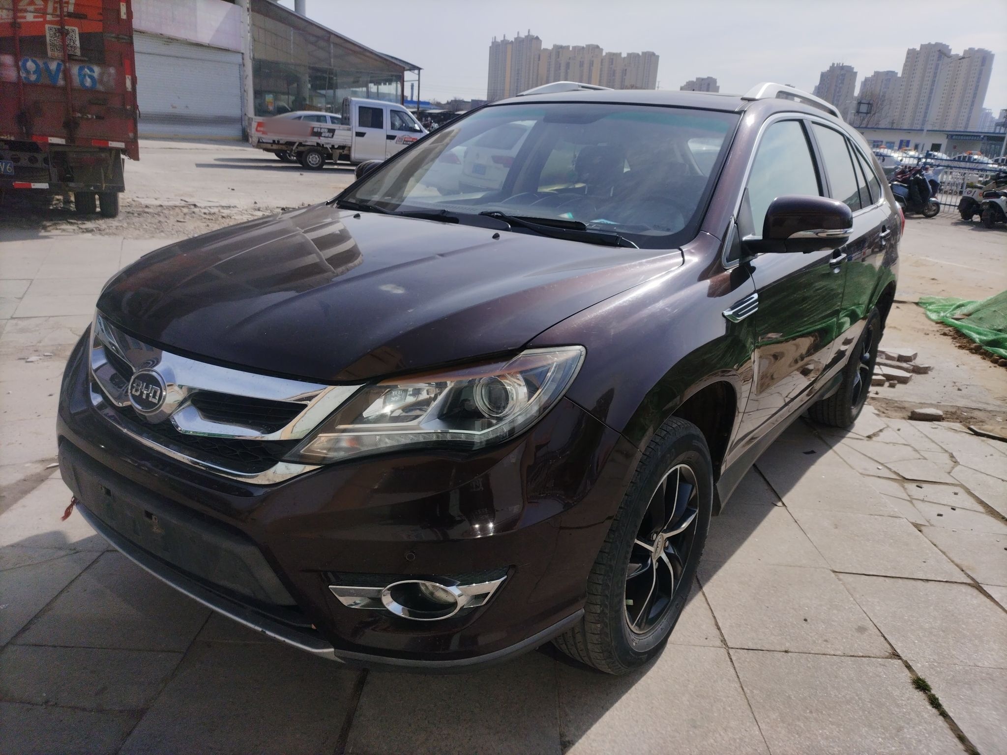 تحت مقدمة السيارة