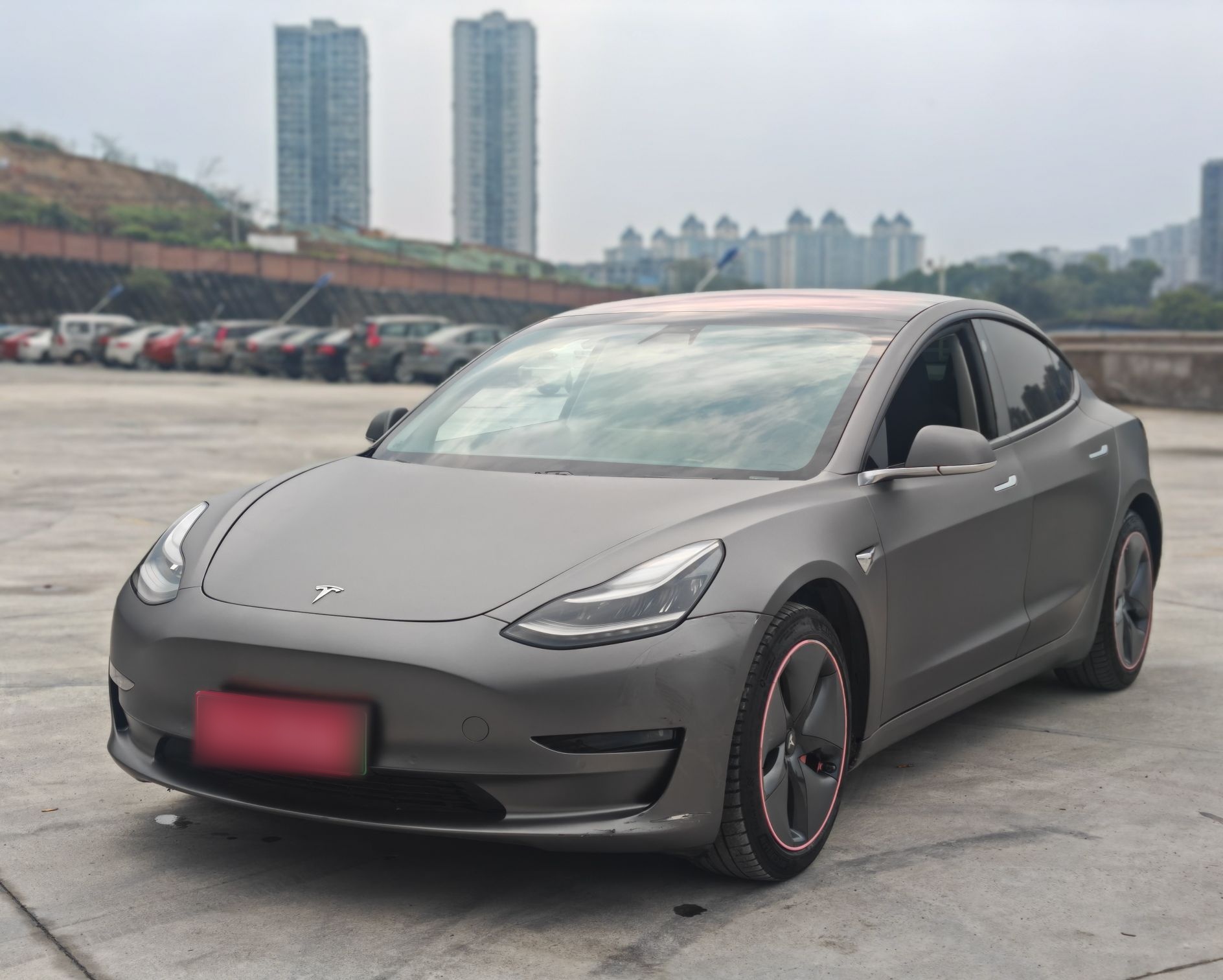 تحت مقدمة السيارة