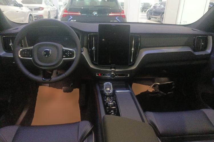 Used Volvo XC60 2026 B5 4x4 Smart Range Extreme Night Black Edition Center Console