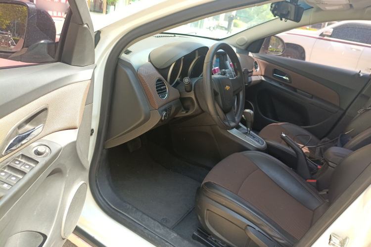 Used Chevrolet Cruze 2015 Hatchback 1.6L Automatic Comfort Edition Driver Seat