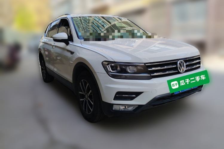 Used Volkswagen Tiguan L 2017 330TSI Automatic Two-Wheel Drive Luxury Edition Front Right 45 Deg