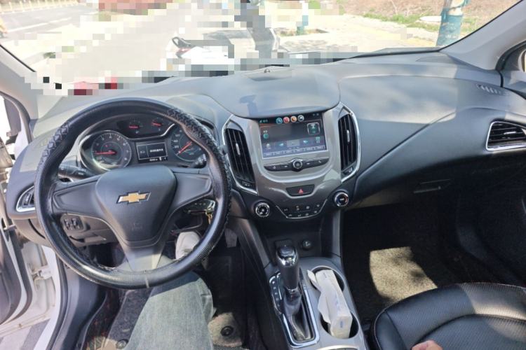 Used Chevrolet Cruze 2018 320 Automatic Pioneer Sunroof Edition Center Console