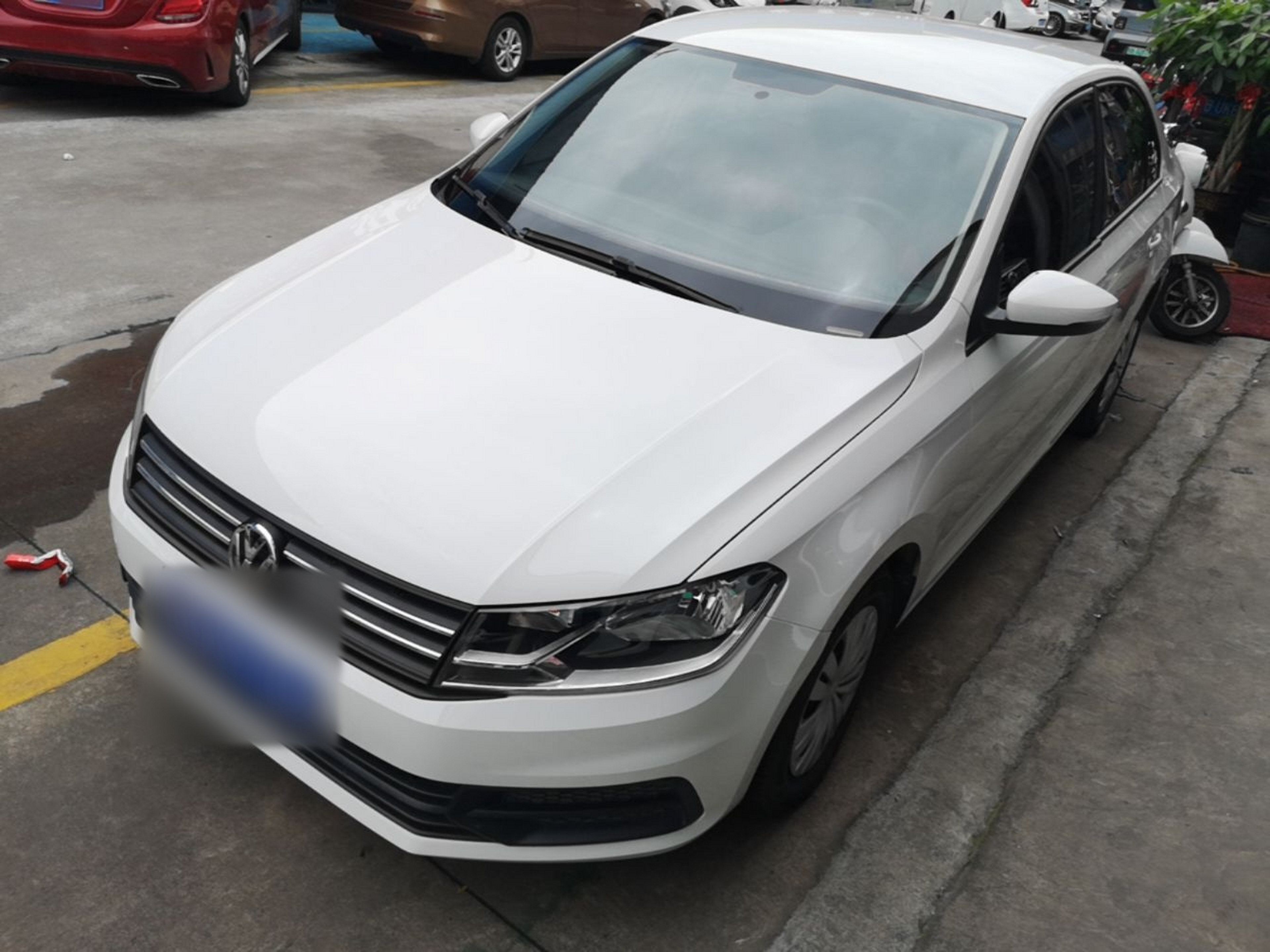 Под передней частью автомобиля