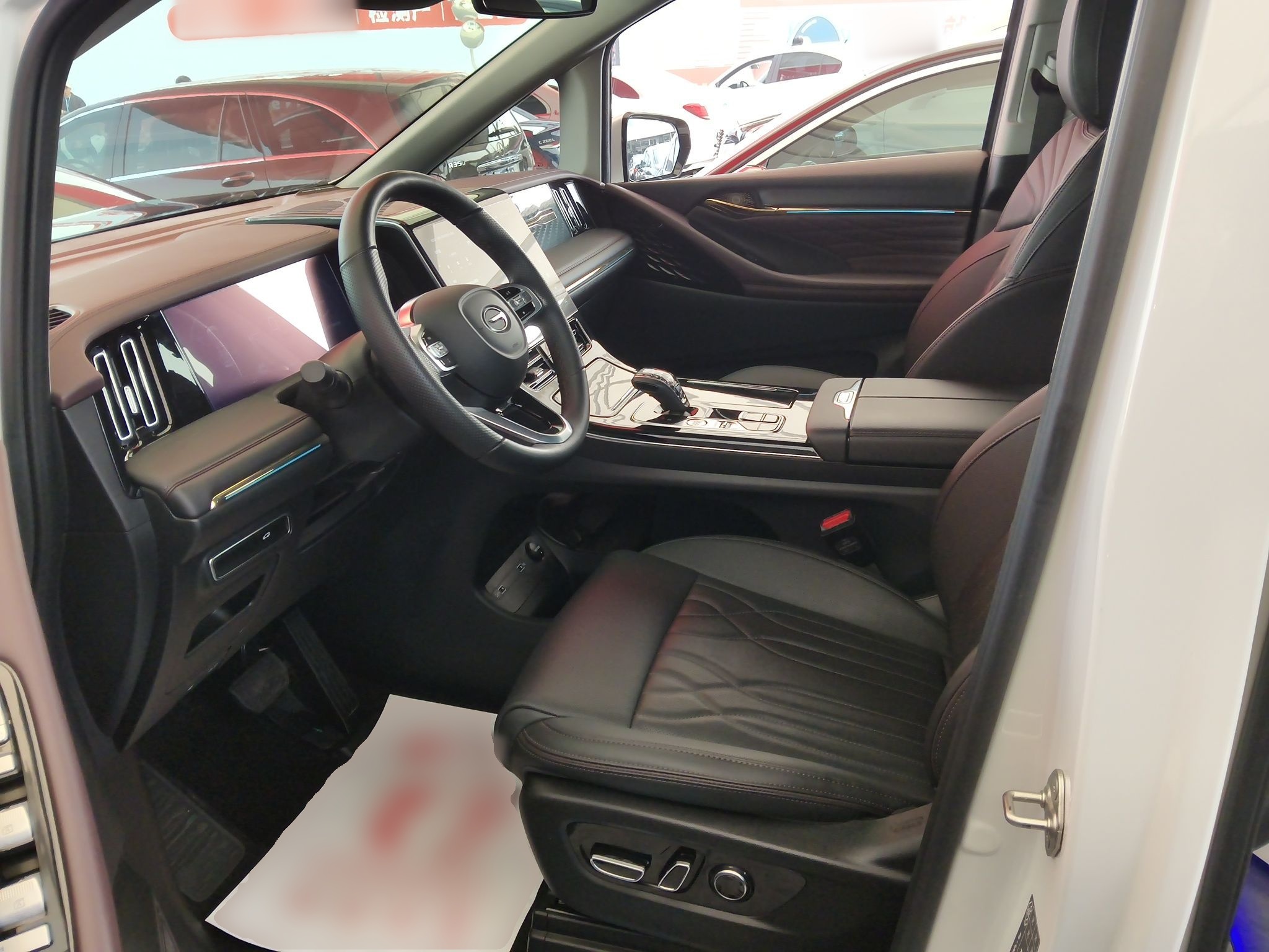 المقاعد الأمامية داخل السيارة