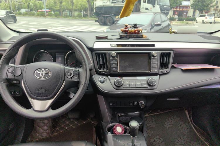 Used Toyota RAV4 2019 2.0L CVT Two-Wheel Drive Fashion X Limited Edition China VI Standard Center Console