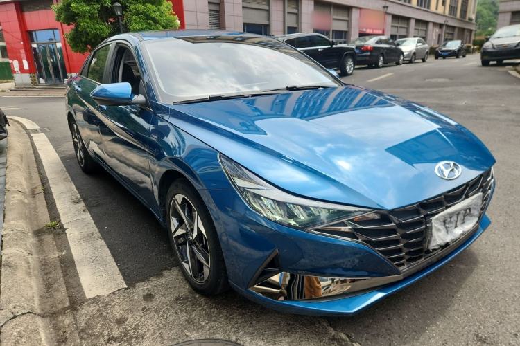 Used Hyundai Elantra 2021 1.5L CVT LUX Prestige Edition Front Right 45 Deg