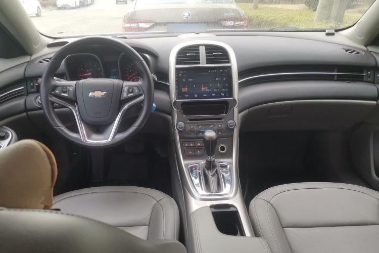 Used Chevrolet Malibu 2014 2.0L Automatic Luxury Edition Center Console