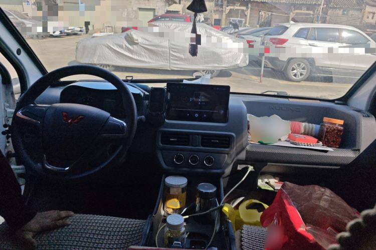 Used Wuling Yangguang 2024 300KM Comfort Version Passenger Van 75kW
