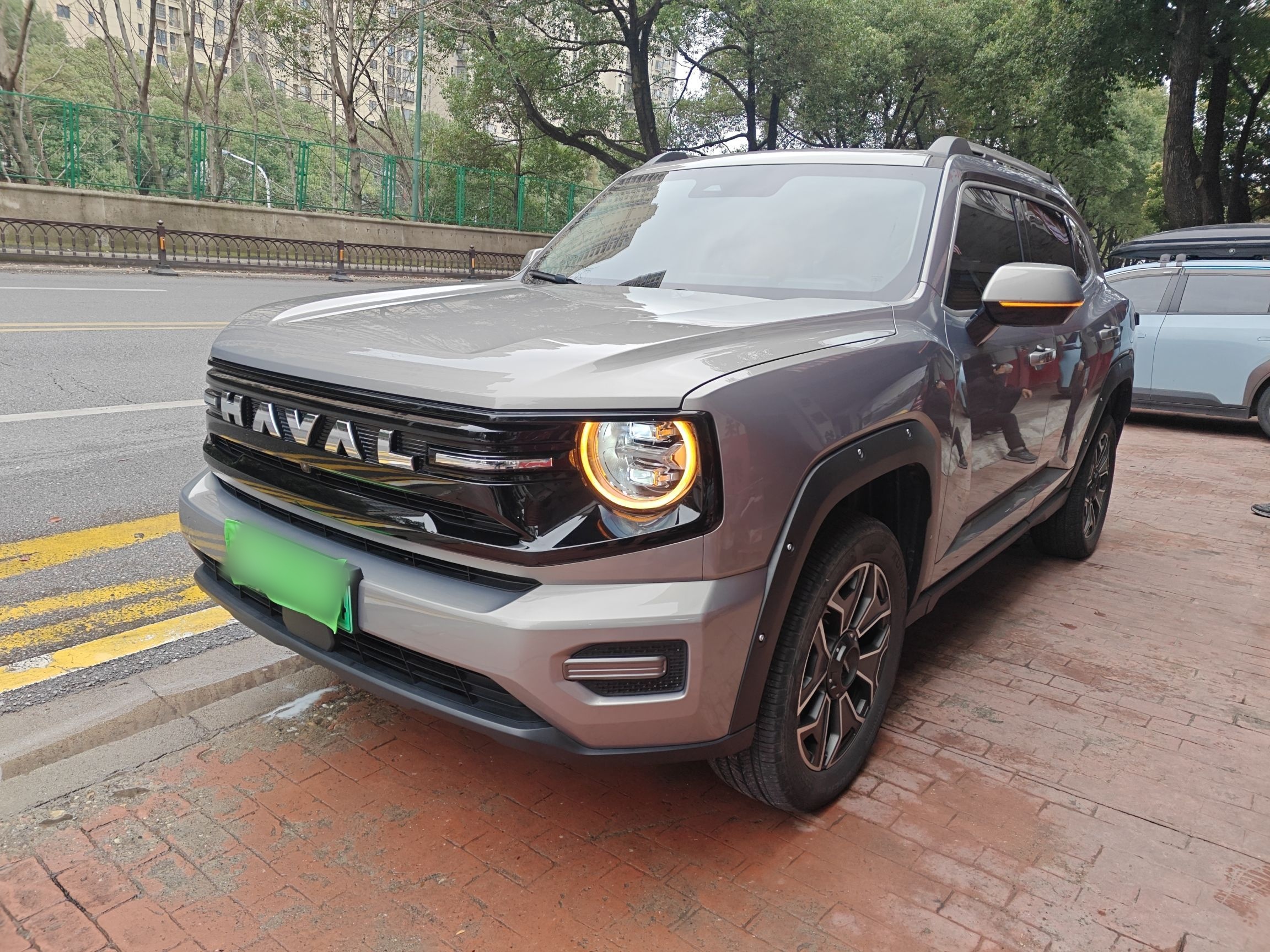 Под передней частью автомобиля