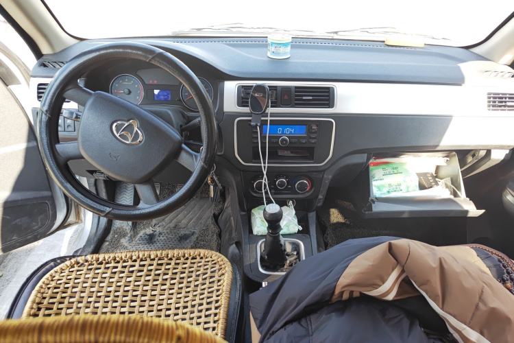 Used CHANGAN KAICHENG Shenqi F30 2018 1.5L Standard Version with Air Conditioning and Extended Wheelbase – DAM15L Center Console