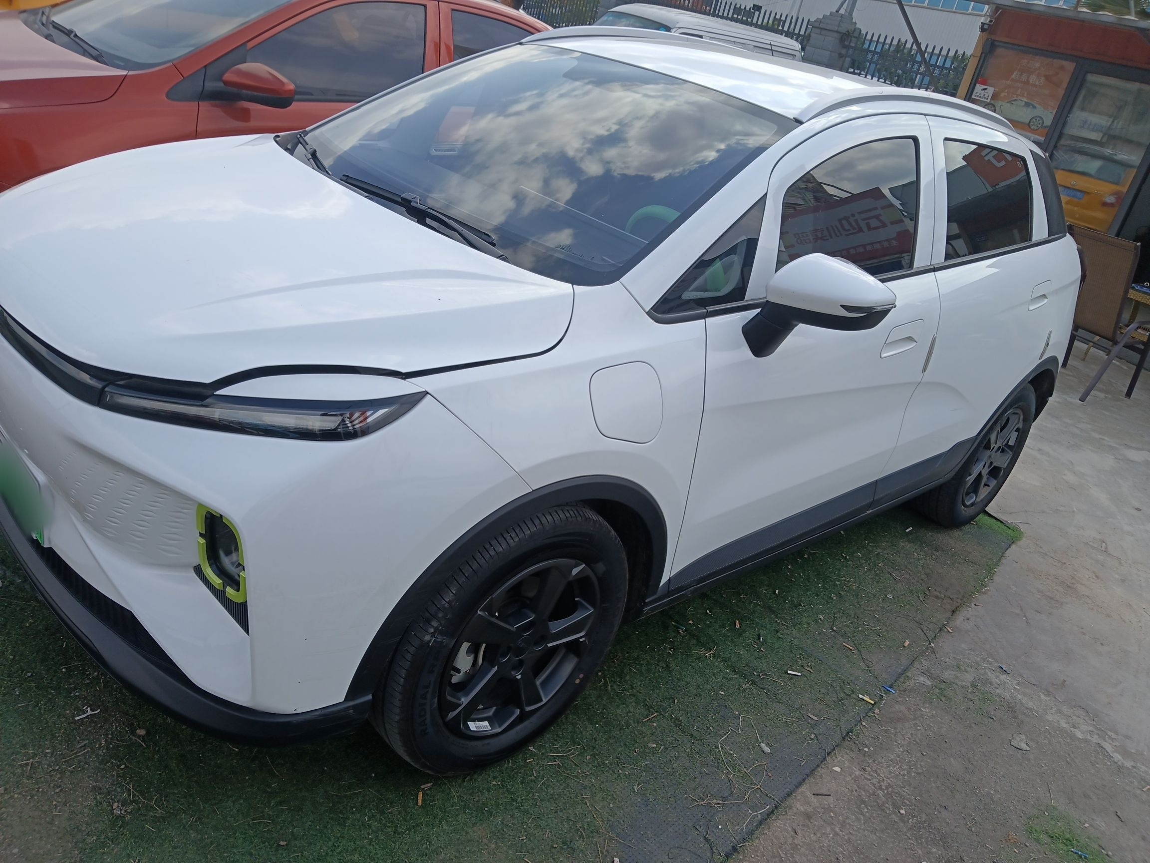 Под передней частью автомобиля