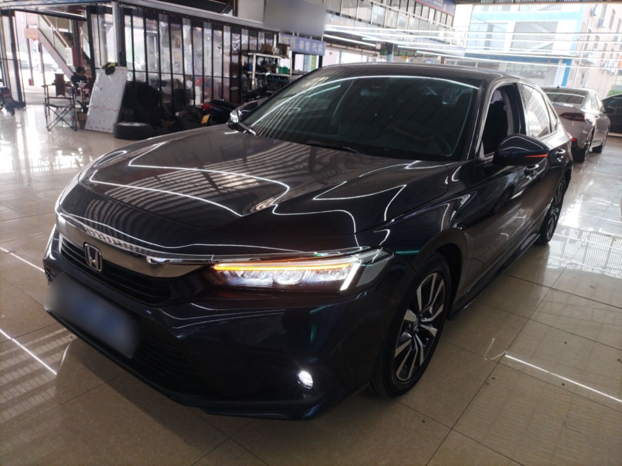 تحت مقدمة السيارة