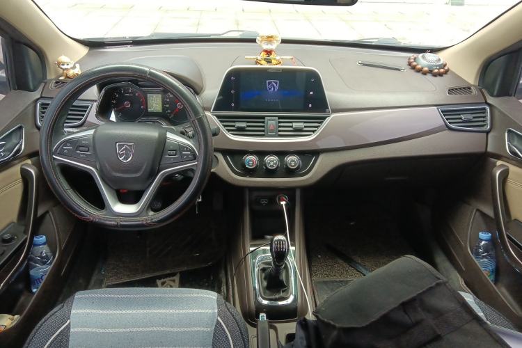 Used Baojun 310W 2017 1.5L Manual Fashion Edition China VI Center Console