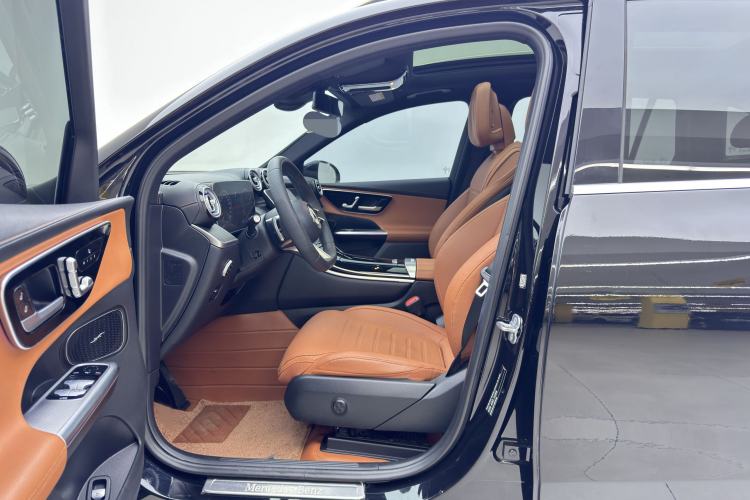 Used Mercedes-Benz GLC 2023 GLC 260 L 4MATIC Luxury Model 5 Seats Interior 2