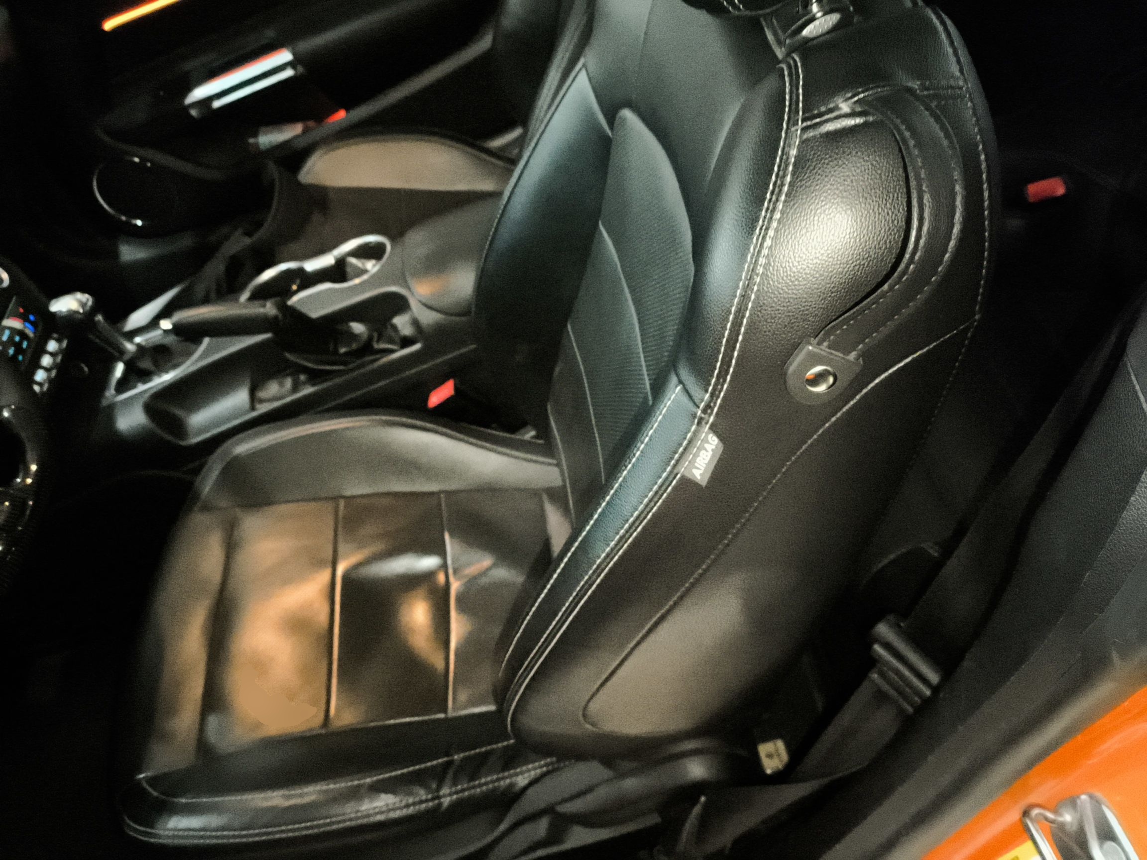 Переднее сиденье в автомобиле