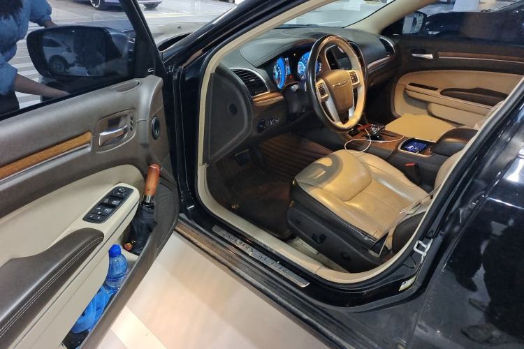 Used Chrysler 300C 2012 3.6L Luxury Edition