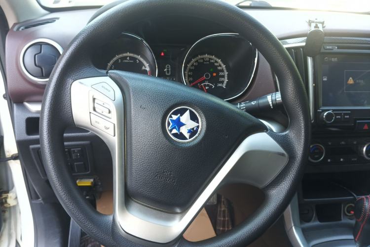 Used Venucia T70X 2015 2.0L CVT SmartFun Sport Edition
