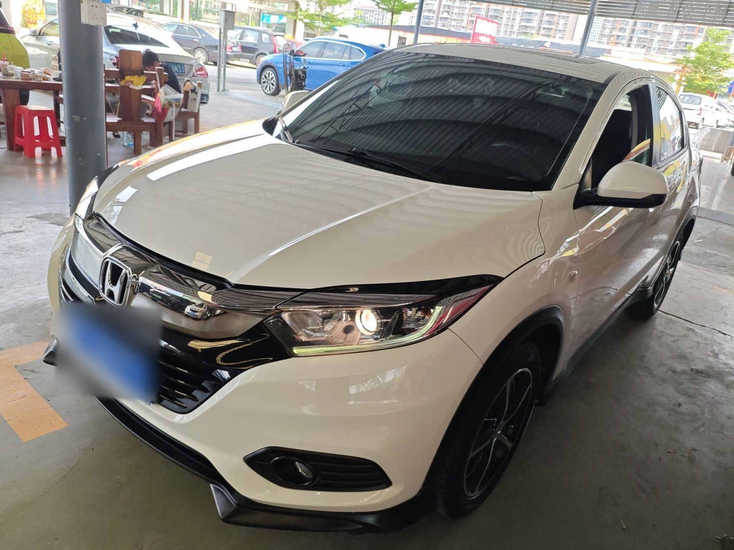 Под передней частью автомобиля