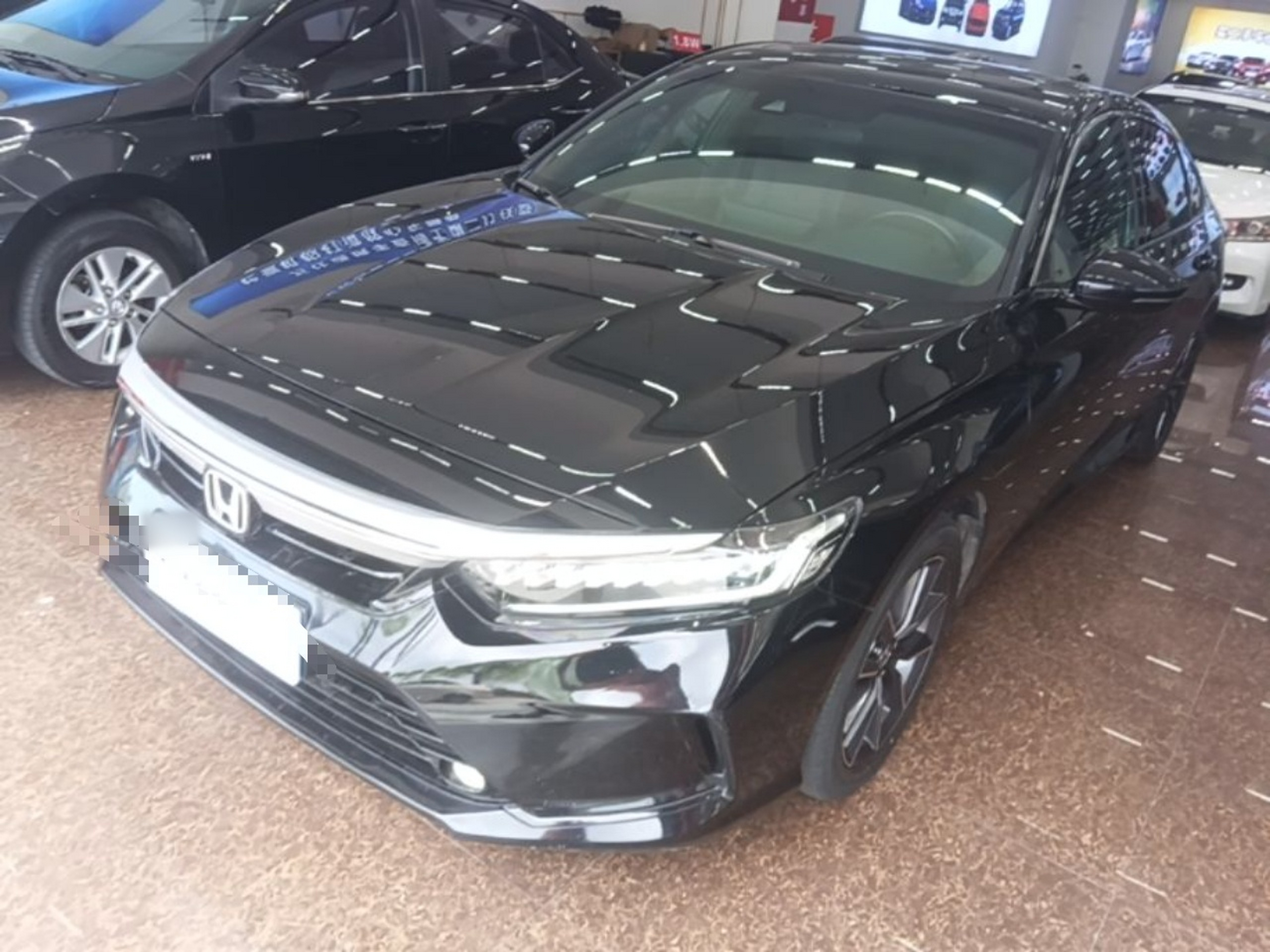 Под передней частью автомобиля