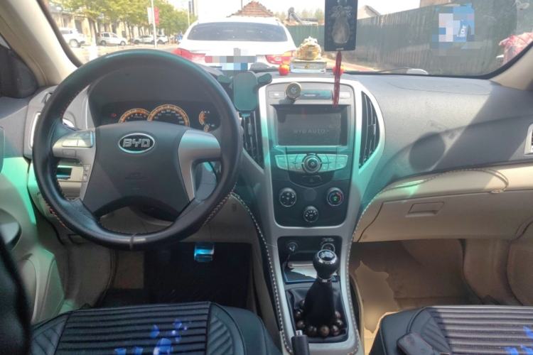 Used BYD F3 2014 1.5L Manual Luxury Model Center Console