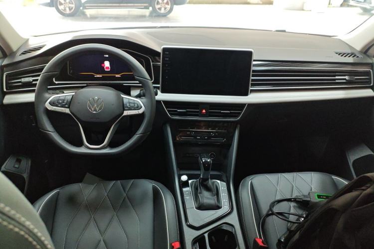 Used Volkswagen Tiguan L 2025 Model, Outstanding Version, 300TSI Automatic Two-Wheel Drive Longteng Edition
