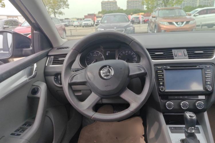 Used Skoda Octavia 2015 1.6L Automatic Eado Edition Steering Wheel