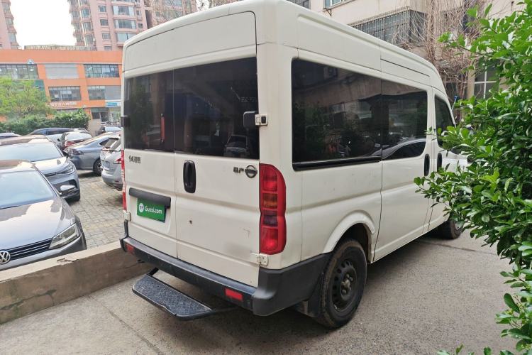 Used Dongfeng Yufeng 2014 2.5T YuliBao Logistics Vehicle Standard Features Include Short Wheelbase with Mid-Roof ZD25