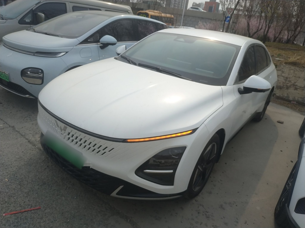 تحت مقدمة السيارة