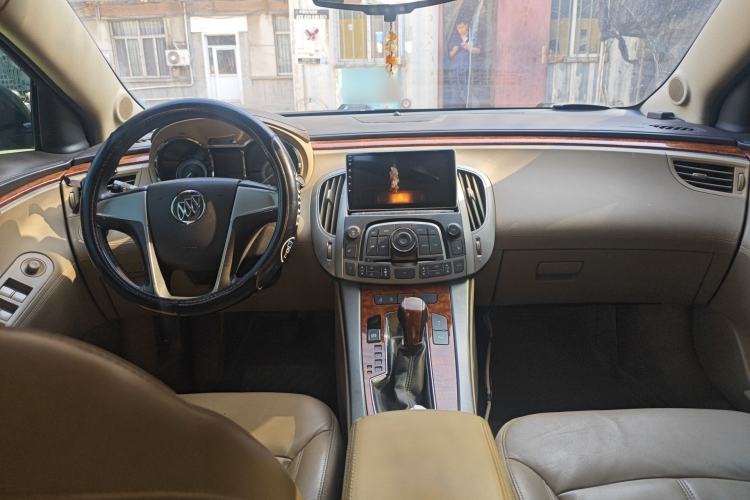 Used Buick LaCrosse 2012 2.4L SIDI Elegant Edition Center Console