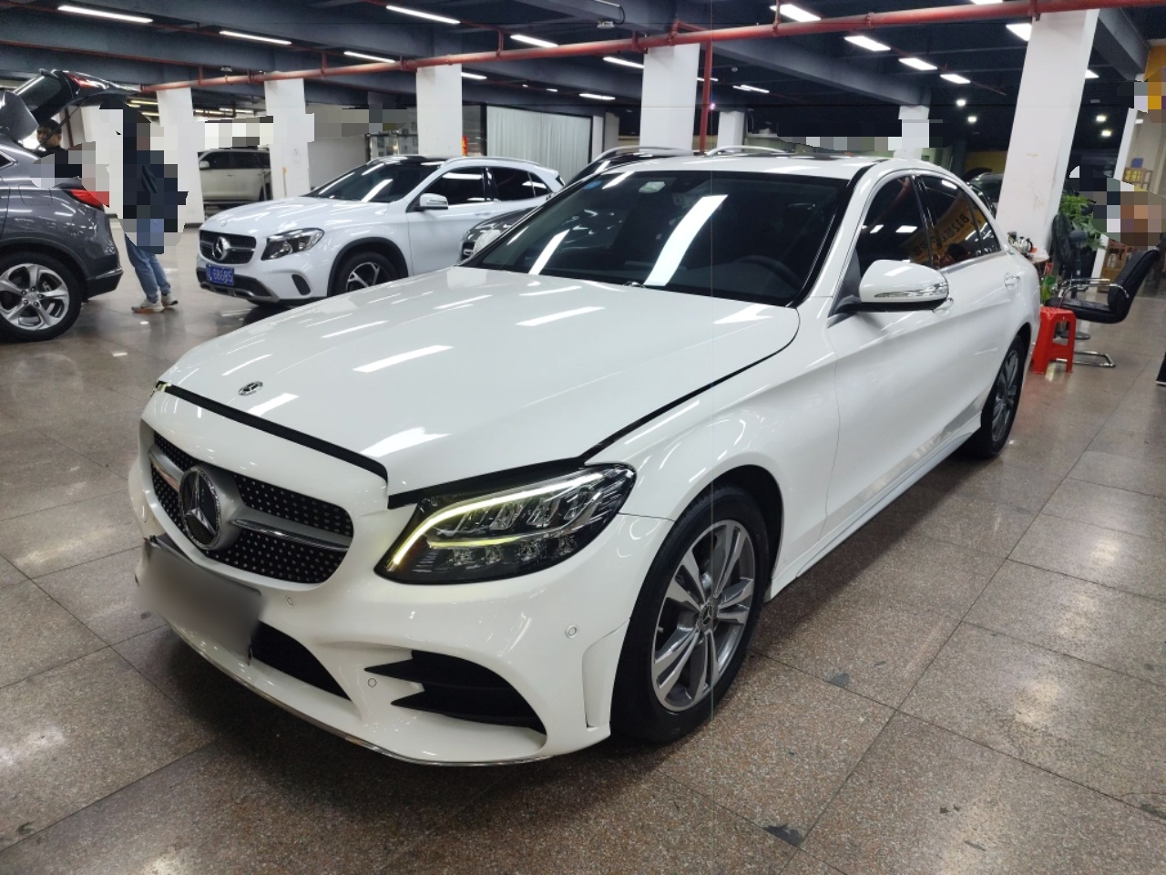 Под передней частью автомобиля