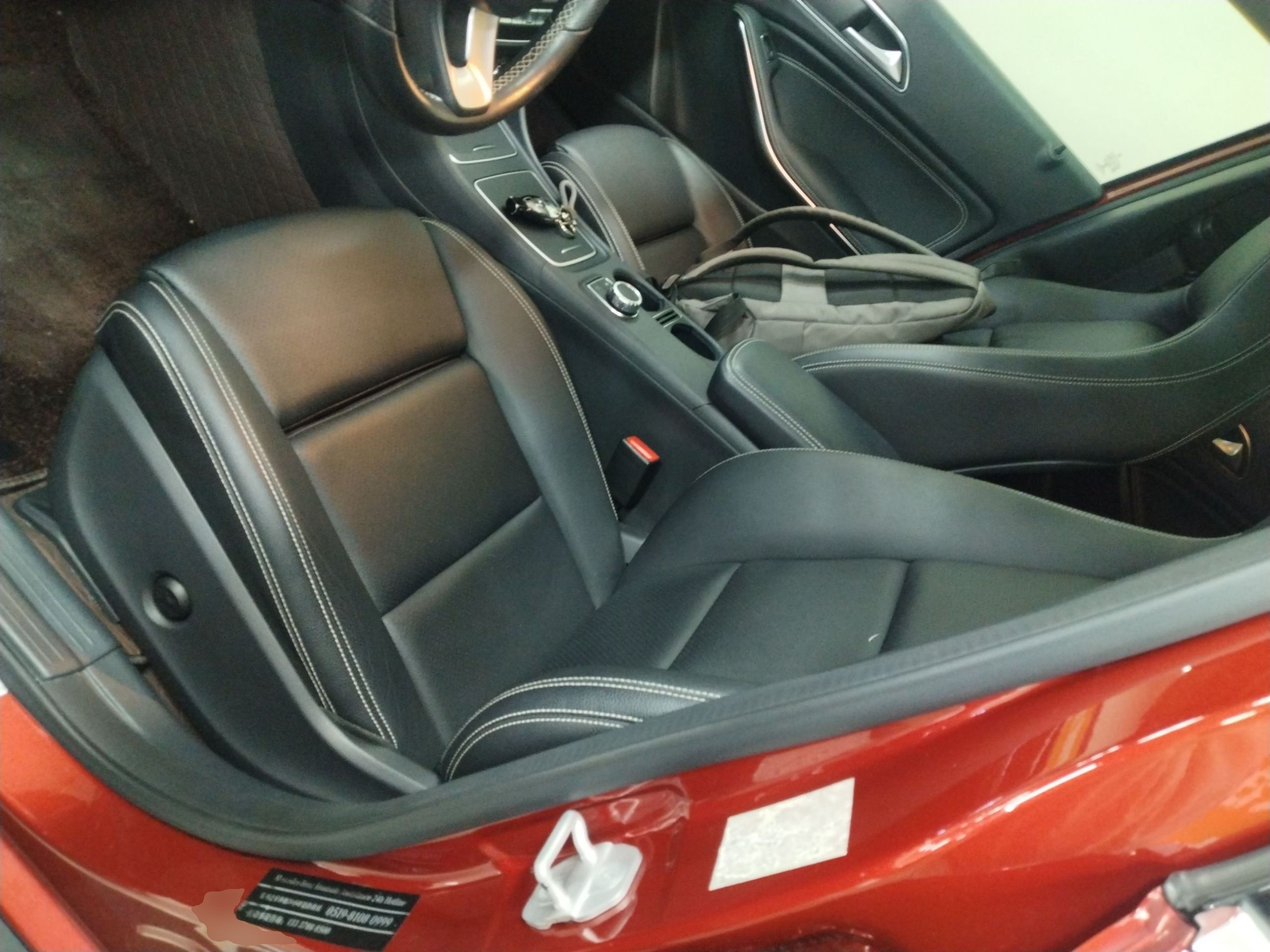 المقاعد الأمامية داخل السيارة