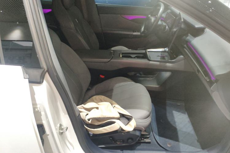 Used Lynk & Co 07 2024 EM-P 126 Long-Range Ultra Right Front Seat